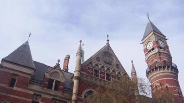 Sokakta Arabaların Yakınındaki Etkileyici Bina Önü 