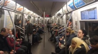Metroda Oturan İnsanlar