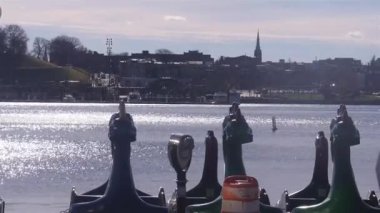 Su Kaynağında Dinozor Şeklinde Tekneler