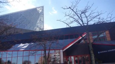 Ağaç dallarının arkasındaki binalar