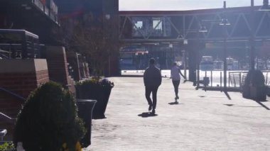  Güneş Altında Yürüyen Adam Köprü Yakınında - Statik