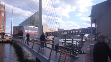 Limanda Köprüde Yürüyen İnsanlar - Statik