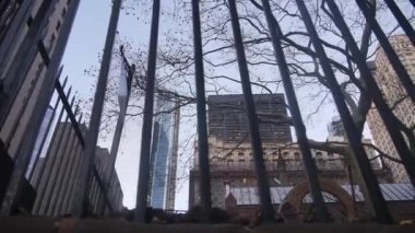 Aşağıdaki Binaların Önündeki Çit Soldan Sağa Kaydır.