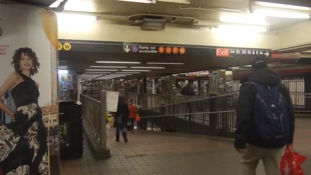 Menschen Betreten Bahn Station Durch Rampe — Stockvideo