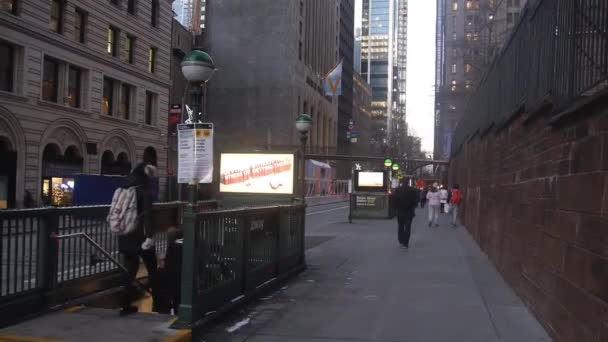 Personas Caminando Cerca Entrada Estación Metro — Vídeo de stock