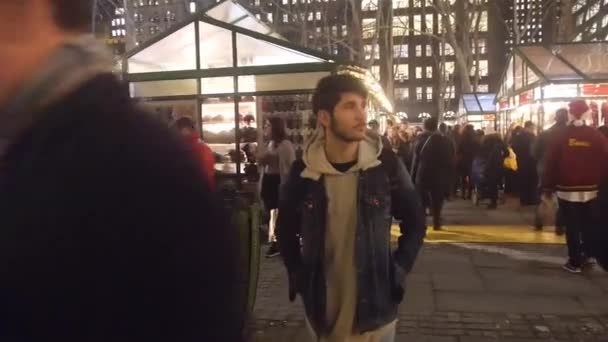 Gece Marketinde Yürüyen Nsanlar Pan Soldan Sağa — Stok video