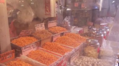  Pazarda satılık kovalar içinde yiyecek.