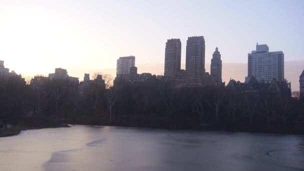 Skyline Der Stadt Über Der Wasserquelle Bei Sonnenuntergang — Stockvideo