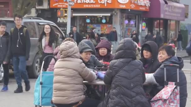 Aziatische Mensen Zitten Aan Tafel Het Plein China Town Statische — Stockvideo