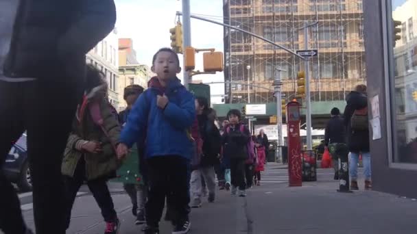 Початкова Школа Дітей Які Ходять Тримаючи Руки Згладжуючись Вулиці Китайського — стокове відео