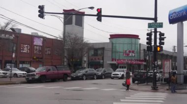 Kırmızı ışıkta araba karşıya geçiyor..