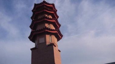 Mavi Gök Altında Tapınak Kulesi