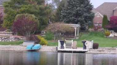 Sahildeki Sandalyeler Su Kaynağı, Ağaçlar ve Evler - Statik.