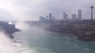 Şehrin Önündeki Niagara Şelalesinden Sis