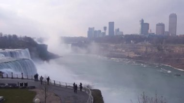 Niagara Şelalesi ve Şehir Yakınlarındaki Bakış Alanı 'ndaki İnsanlar.