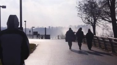 Niagara Şelalesi 'nden Sisin Önünde Siyah Işık Altında Yürüyen İnsanlar