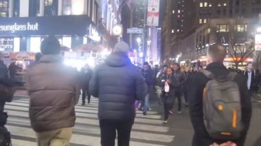 Kalabalık zebra geçidinde yürüyor