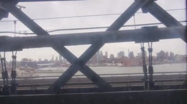 Köprüde New York City Manzaralı Araba Kullanmak 