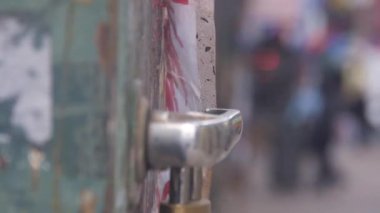 Duvardaki Kağıt Rüzgarda Uçuyor Kapı tokmağı ve kilidi yanında