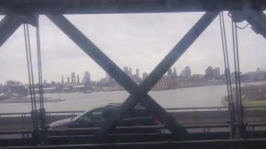 Arabalarla Köprüden New York Şehir Görünümü