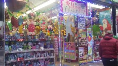 Mağazadaki Vitrin Arkasında Satılık Oyuncaklar - Statik