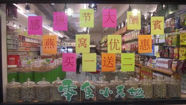 Lettere Cinesi Colorati Post Sulla Finestra Del Mini Market — Video Stock
