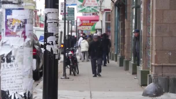 Pole Bisikletle Meşgul Sokakta Gazete Yakınlarında Yürüyen Yaşlı Adam — Stok video