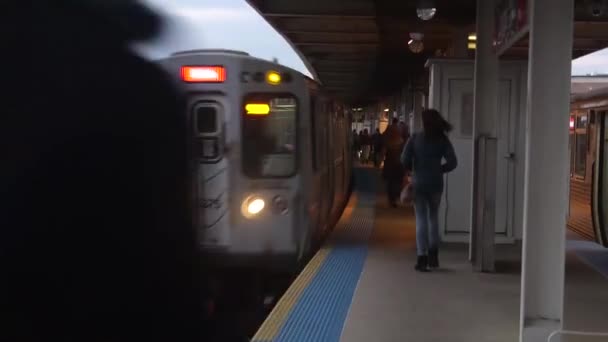Άνθρωποι Που Περπατούν Από Πίσω Καθώς Περνάει Τρένο Static — Αρχείο Βίντεο