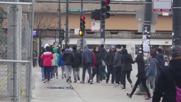 People Walking Crowded Sidewalk Red Lights Static — Stock Video