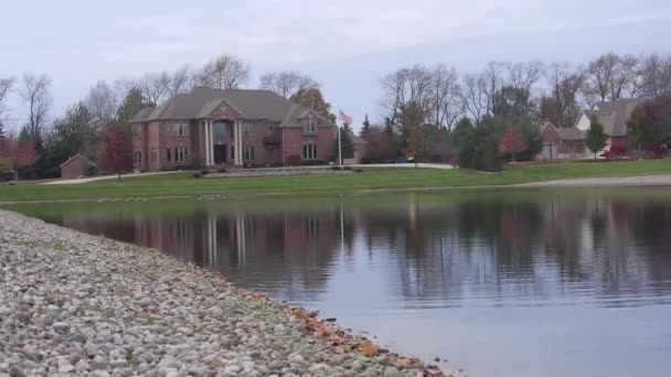 红砖屋前被树木环绕的岩石和水源 — 图库视频影像