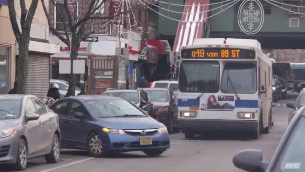 Auto Parkt Rückwärts Straße Neben Bus — Stockvideo
