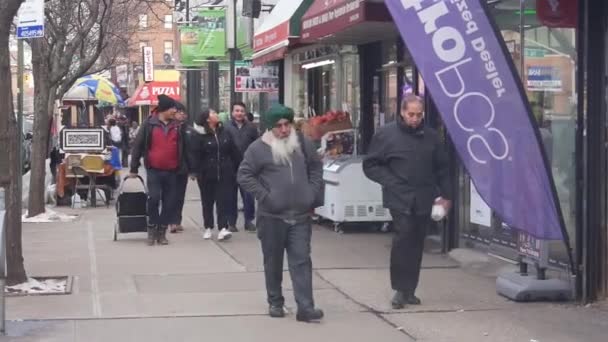 忙しい通りを歩く人々 左に右 — ストック動画