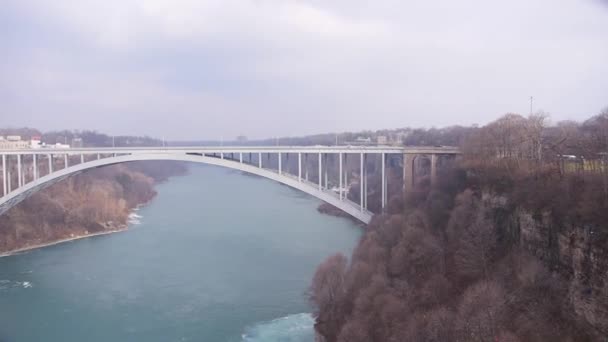 Bro Över Niagarafloden Pan Höger Till Vänster — Stockvideo
