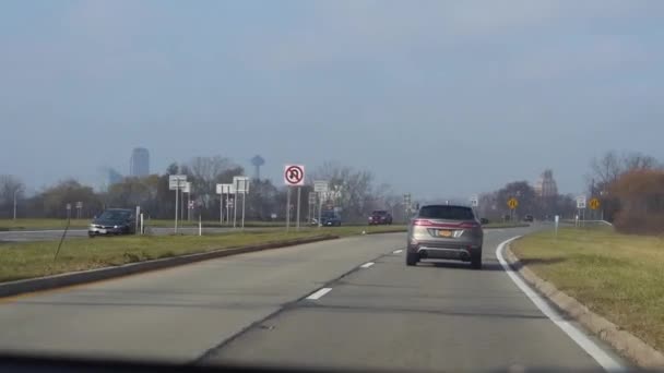 驾驶在道路上的汽车后面 向前滑行 — 图库视频影像