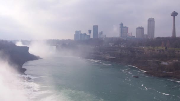 Şehrin Önündeki Niagara Şelalesinden Sis — Stok video