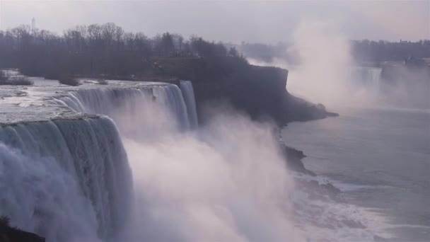 市の前を流れるナイアガラの滝 — ストック動画