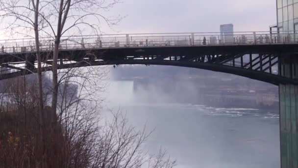 Orang Orang Berjalan Jembatan Dekat Air Terjun Niagara Statik — Stok Video