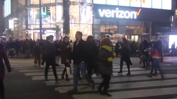 Crowded Street People Zebra Crossing Verizon Building — Stock Video