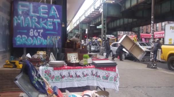 Panneau Marché Aux Puces Près Des Voitures Stationnées Diapositive Gauche — Video