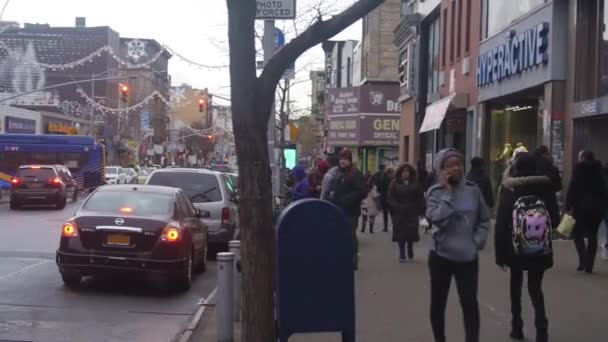 Yoldaki Arabaların Yakınındaki Sokakta Yürüyenler Pan Sağdan Sola — Stok video