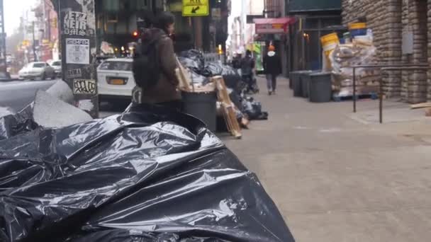 Worek Śmieci Ulicy Przed Ludźmi Chodzącymi Chodniku Przesuń Lewej Prawej — Wideo stockowe