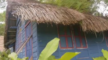 Etrafı Flora Yapraklarıyla çevrili Mavi Saray