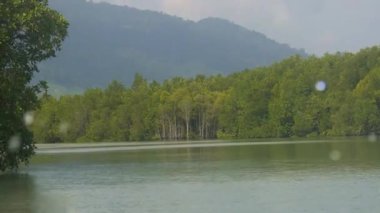 Parçacıklarla Su Kaynağında Hızlı Giden Tekne 