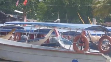 tekneler limanda gündüz