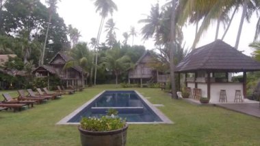 Bungalovlar ve Flora Çevreleyen Yüzme Havuzu