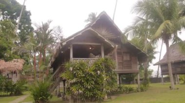 Flora tarafından çevrelenmiş bungalovlar ve evler 