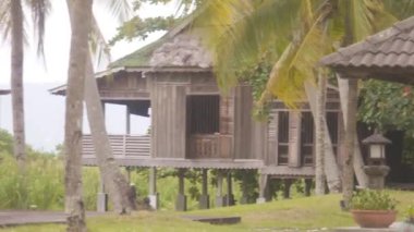 Bungalovlar, Sandalyeler, Masalar ve Flora