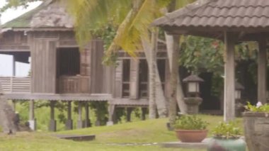 Sığınağın altında oturan çift Bungalovlar ve Flora 'nın yanında 