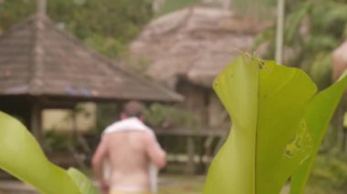 Yeşil Yapraklar Rüzgarın Altında Bungalovların Önünde Ve Yürüyen Adam