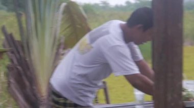 Erkek ve Kadın Masa, Sandalye ve Flora Bungalow 'da